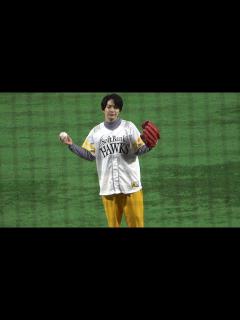 [x]なにわ男子さん始球式☺️西畑大吾さん・大西流星さん・道枝駿佑さん登場(^^)ソフトバンクホークス開幕戦より😂2023.3.31 - YouTube