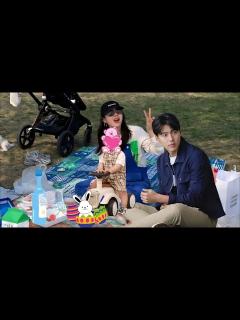 [x]レア画像：ソン・イェジンとヒョンビンと1歳の息子が公園で一緒に遊んでいて、とても愛らしい。 - YouTube