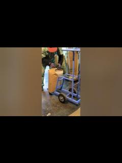 [x]米袋を積むときに腰が痛くなりにくい台車 #米袋運搬 #米出荷 #腰痛防止 #うんぱんマン #美善 - YouTube