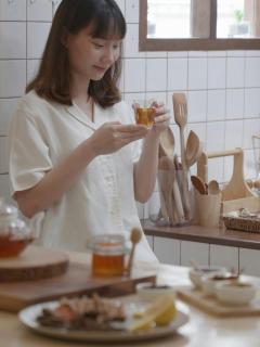 [x]熱いお茶のグラス：無料の動画素材