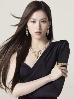 [x]TWICE のサナ（SANA）が「グラフ」初のジャパンアンバサダーに就任！｜ファッション｜ELLE[エル デジタル]