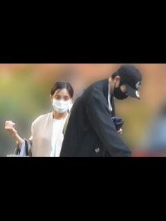 [x]向井理と国仲涼子夫妻 休日に公園で見せた｢父と母の顔｣ - NEWSポストセブン【動画公式】 | Yahoo! JAPAN