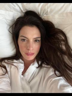 [x]Anne Hathaway turns heads with a seemingly slimmer face